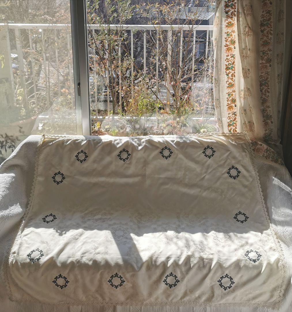 ヴィンテージドイツ 光沢ダマスク織 緑のリース刺繍 装飾リボン付きラージクロス