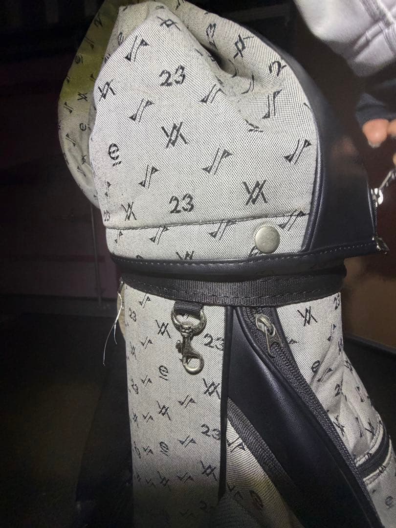 グレーと黒のパターンキャディバッグ