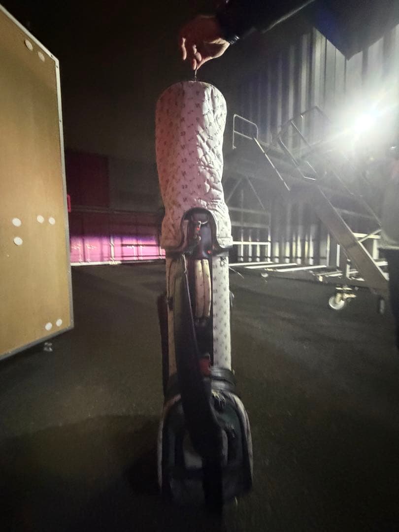 グレーと黒のパターンキャディバッグ