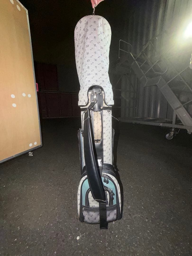 グレーと黒のパターンキャディバッグ