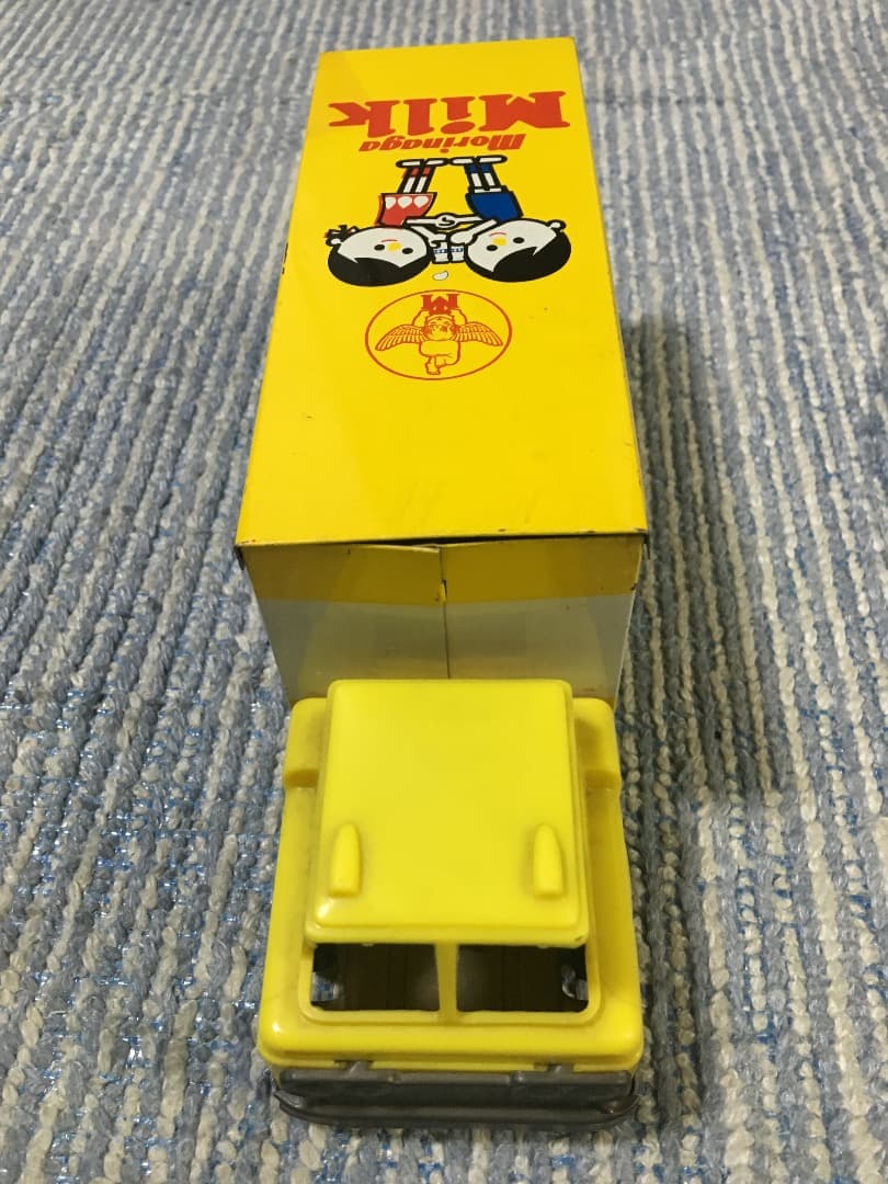 レトロでとても貴重な森永牛乳トラックになります。