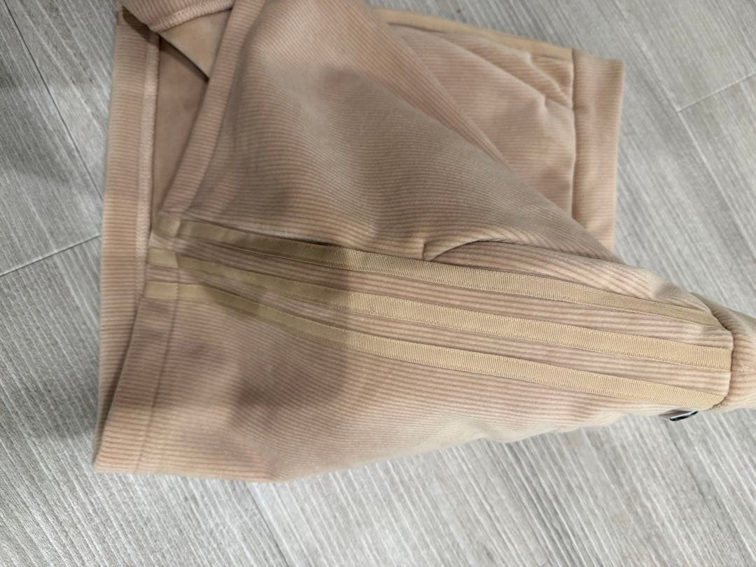 adidas ベージュ ジャケットとスカートセット