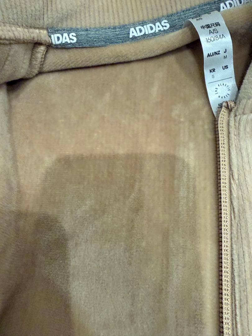 adidas ベージュ ジャケットとスカートセット