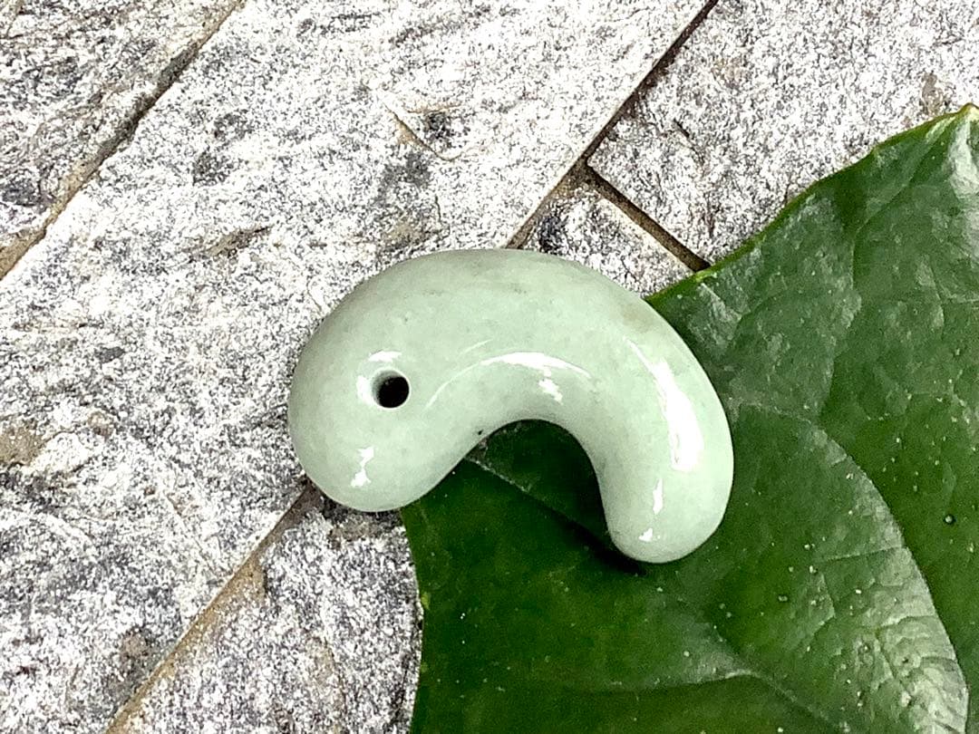 人気の平塚古墳勾玉型　糸魚川翡翠　本物の国石天然のお守り‼️ 鑑別書取得品‼️