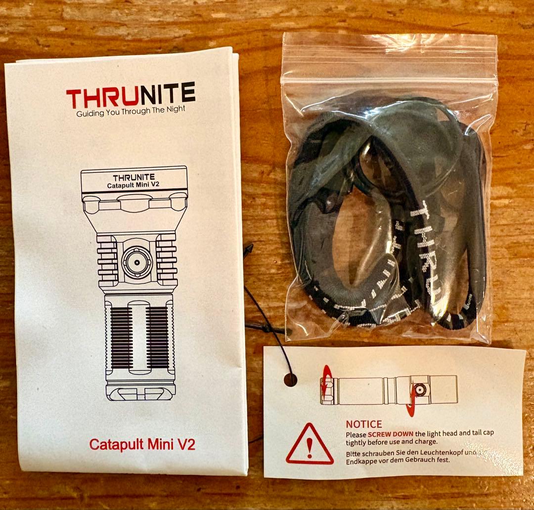 ThruNite Catapult Mini V2 充電式懐中電灯　LEDライト