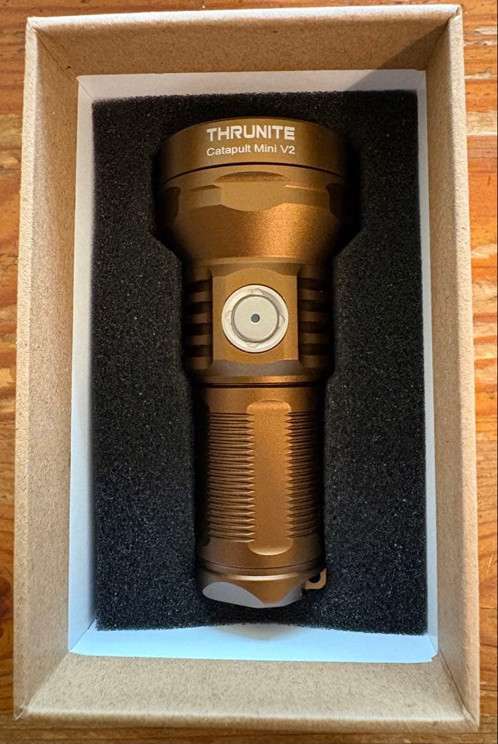 ThruNite Catapult Mini V2 充電式懐中電灯　LEDライト