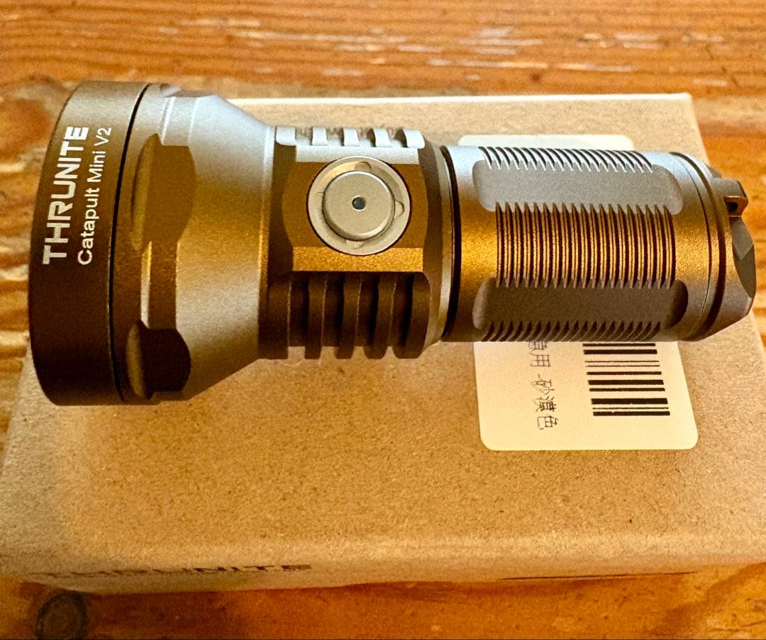 ThruNite Catapult Mini V2 充電式懐中電灯　LEDライト