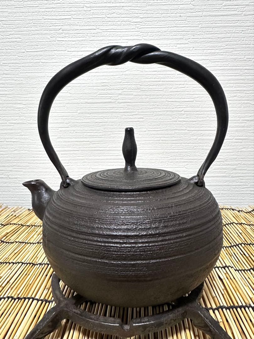 未使用品、供箱等付属品付　岩手県奥州 佐秋鋳造所 佐藤守巨造 真作保証　南部鉄瓶