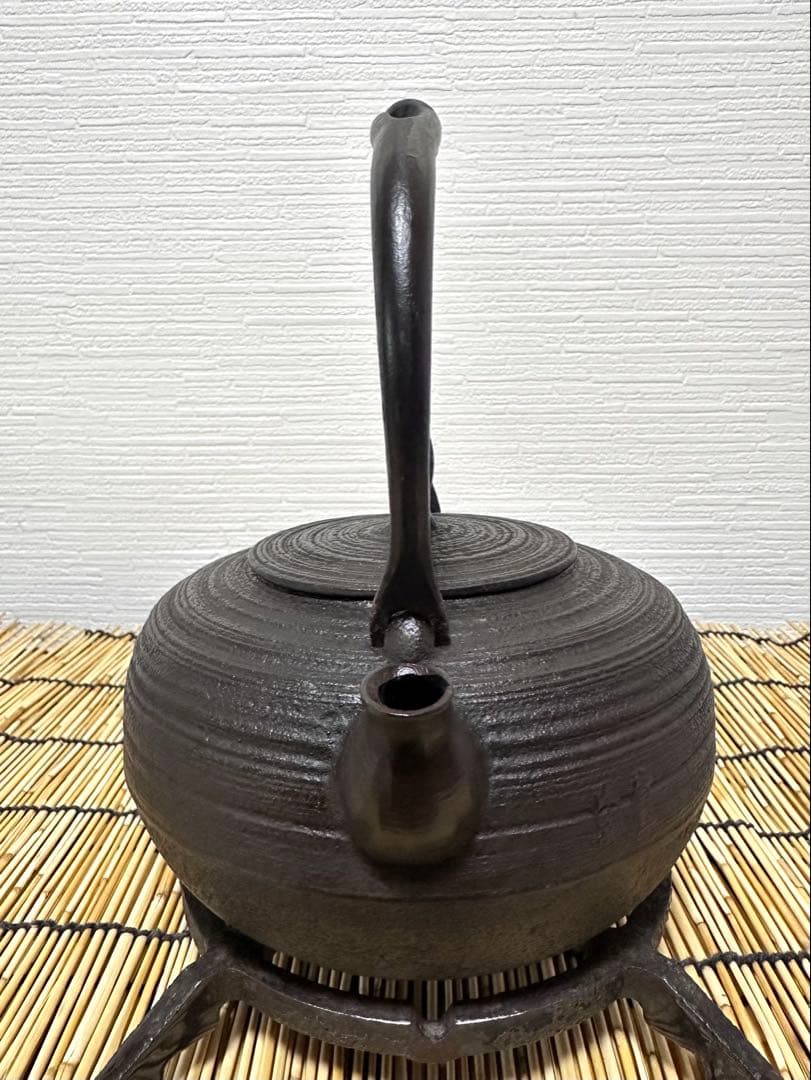 未使用品、供箱等付属品付　岩手県奥州 佐秋鋳造所 佐藤守巨造 真作保証　南部鉄瓶