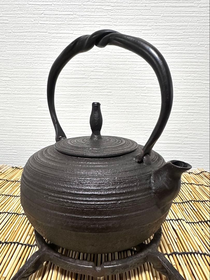 未使用品、供箱等付属品付　岩手県奥州 佐秋鋳造所 佐藤守巨造 真作保証　南部鉄瓶