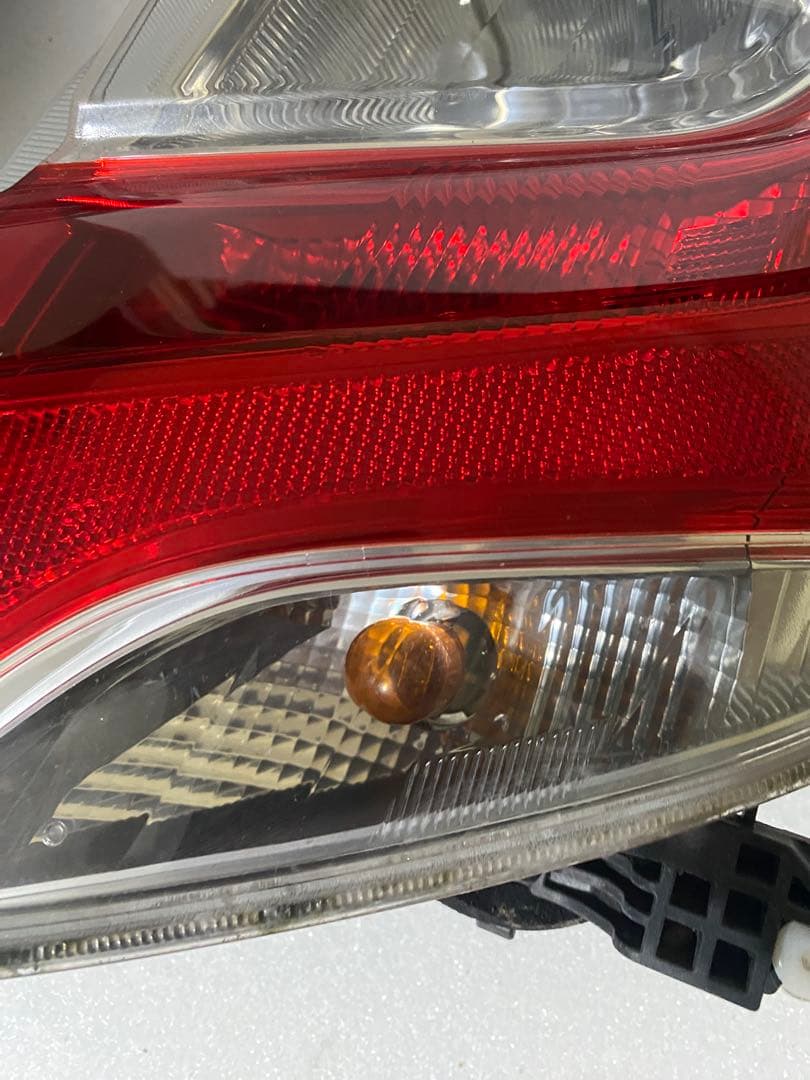 ヴィッツ NSP130 後期 純正テールライト 左右セット