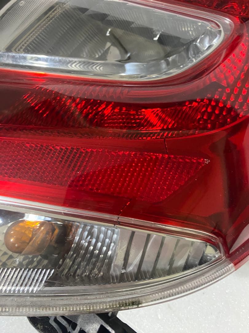 ヴィッツ NSP130 後期 純正テールライト 左右セット