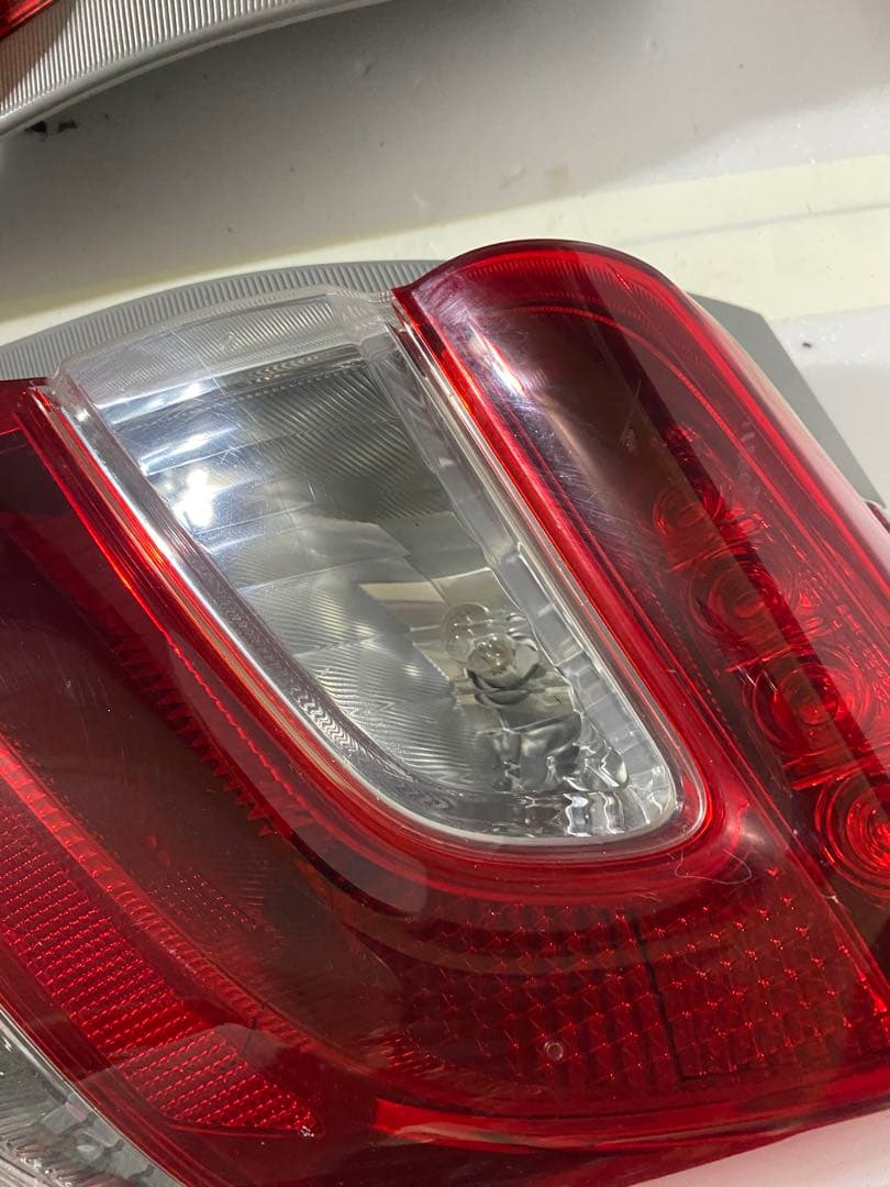 ヴィッツ NSP130 後期 純正テールライト 左右セット