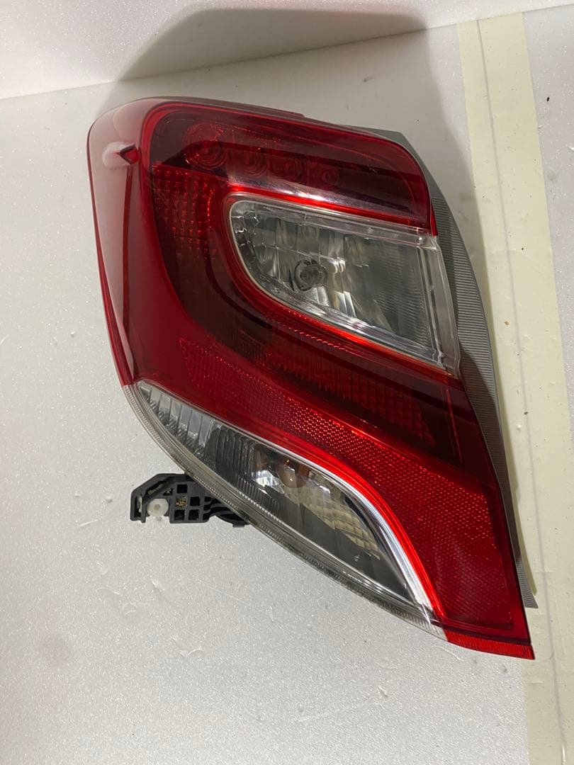 ヴィッツ NSP130 後期 純正テールライト 左右セット