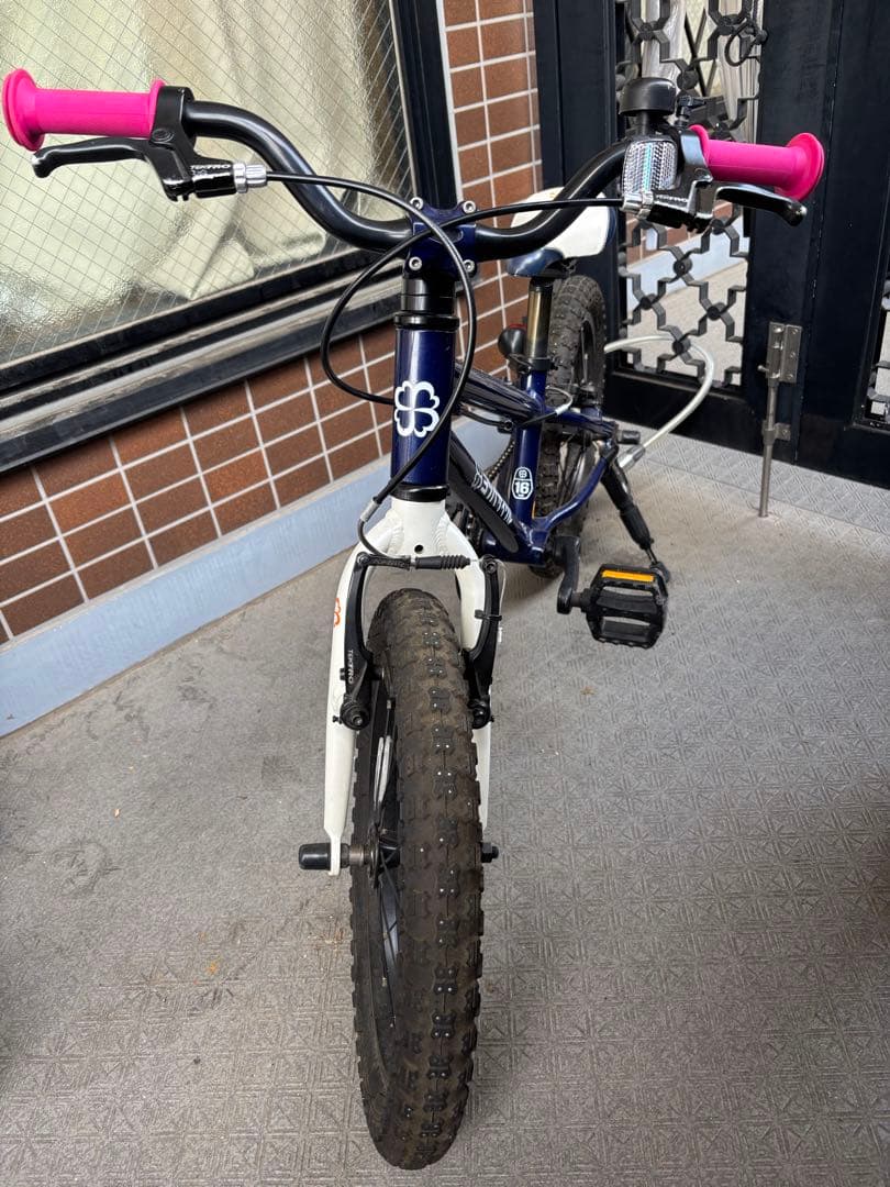 【引渡し東京】ヨツバサイクル16インチ ピンクハンドル　スタンド付き 補助輪あり