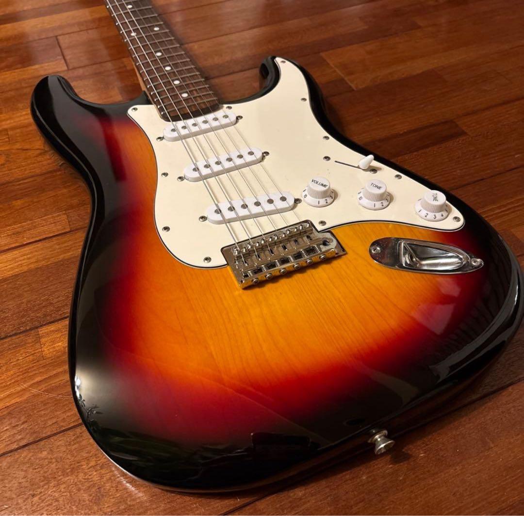 ストラトキャスター タイプ　エレキギター (センターブレンダー回路搭載)