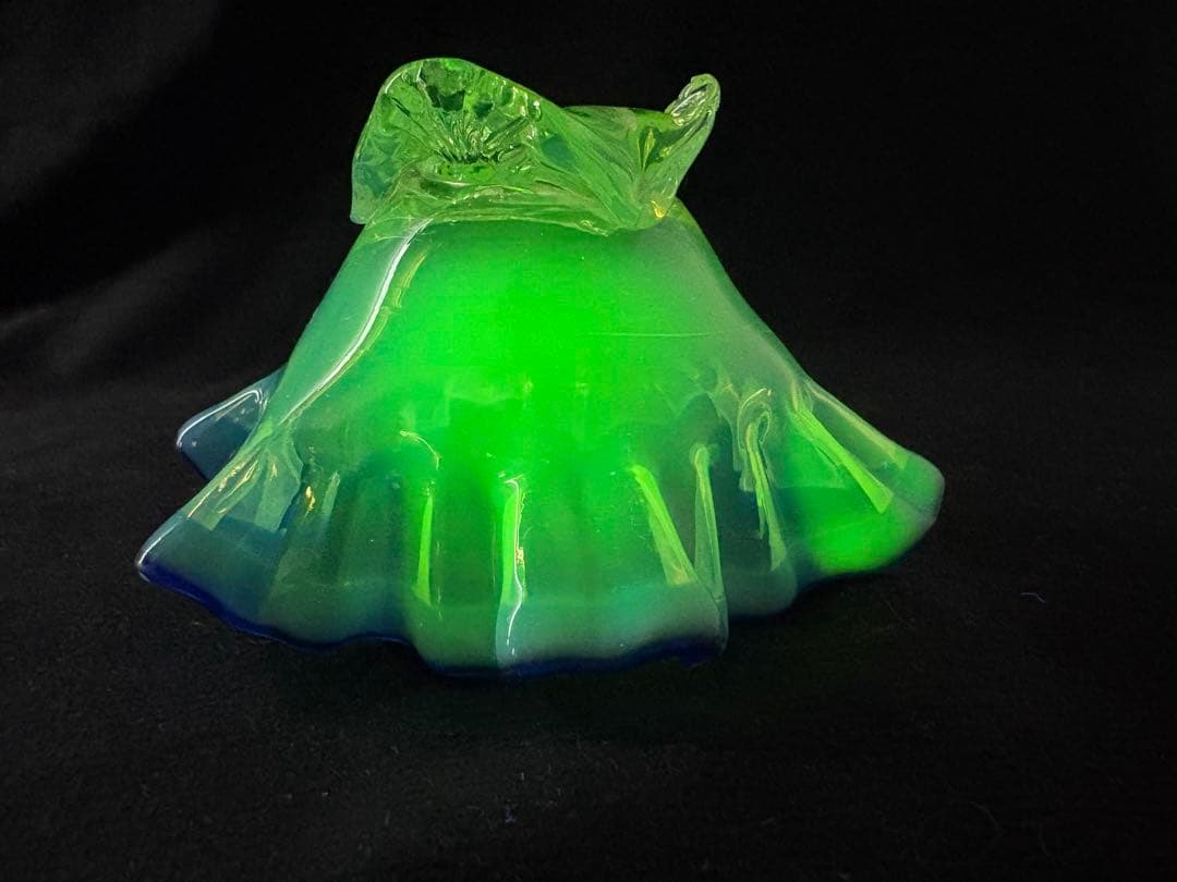 大正ガラス　和ガラス氷コップ　ウランガラス　シェル型　青フリル縁　アンティーク