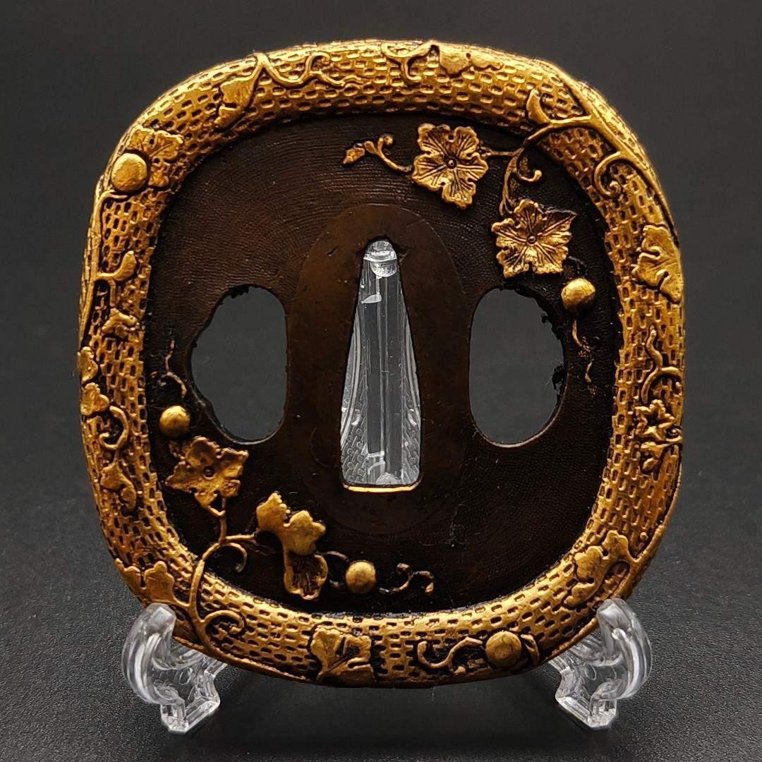 い*ん様 日本刀装具　刀鍔　花の図　銅地　細工　金銀メッキ　刀剣美術　武道具