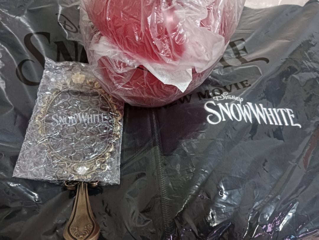 映画 白雪姫 グッズ3点セット（フーディーパーカー・手鏡・りんごの小物入れ）