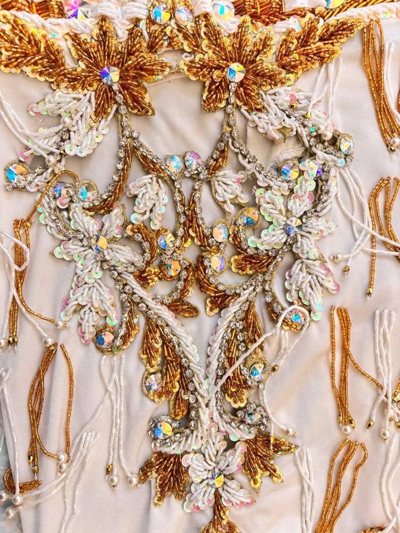 ベリーダンス 衣装 白×ゴールド ビーズ装飾 豪華セット 舞台 発表会