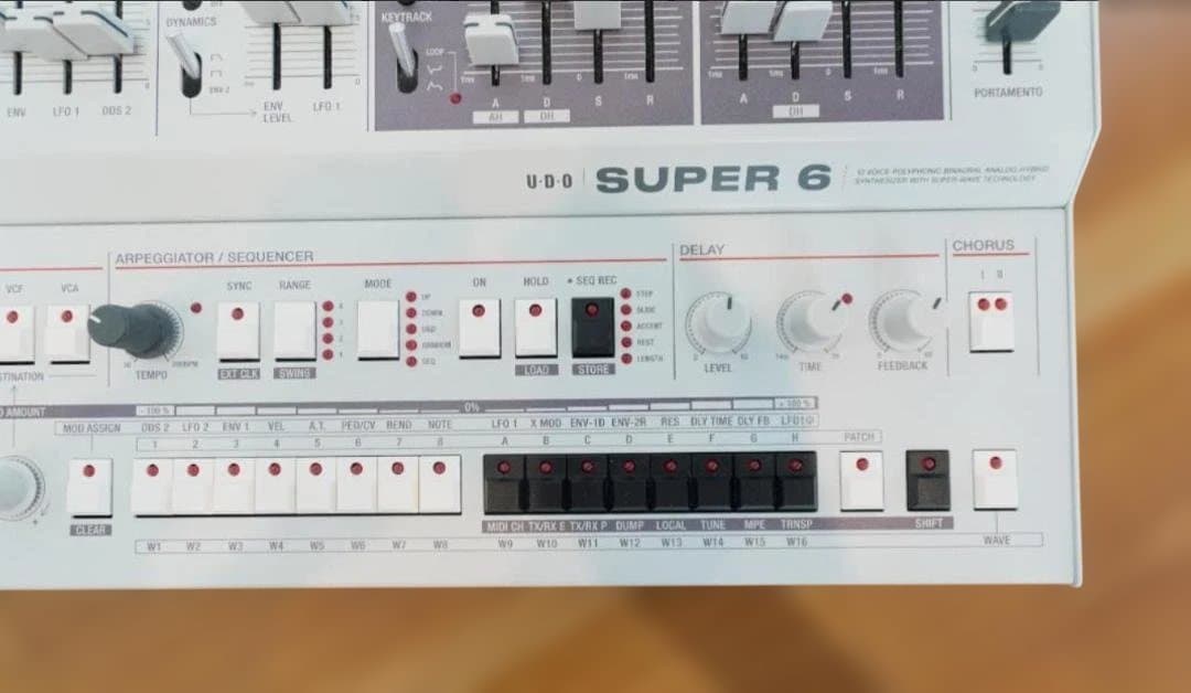 UDO SUPER 6 アナログシンセサイザー