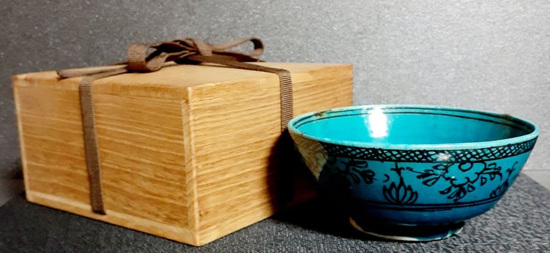 イスラム古陶磁器　17C.頃　 ペルシャ陶器　青釉黒彩魚文花文様　16.0cm鉢