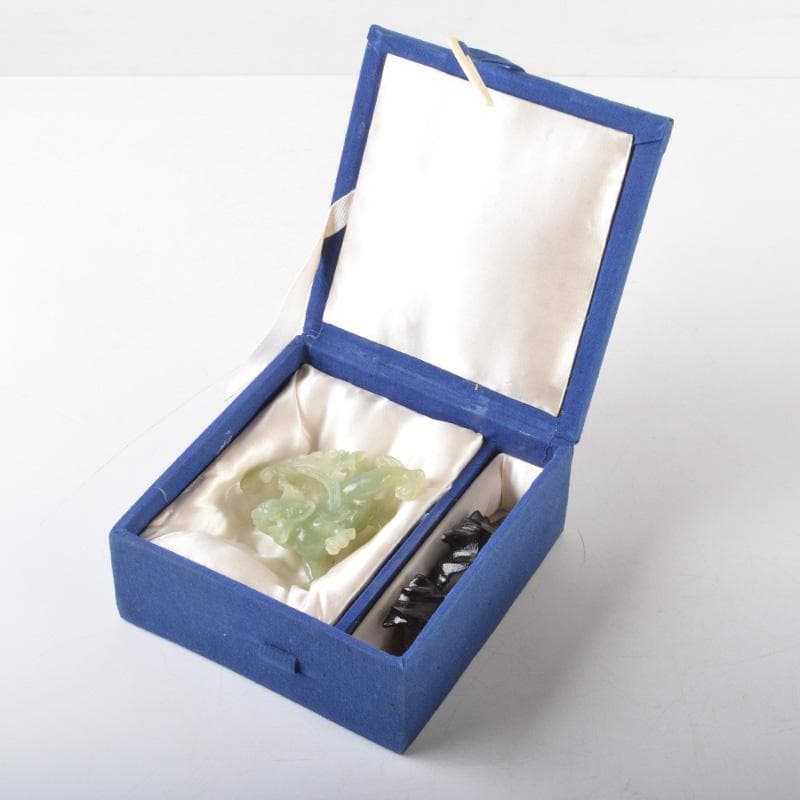 中国　玉石岫玉彫刻　神獣彫　置物　唐木台付　C　5189