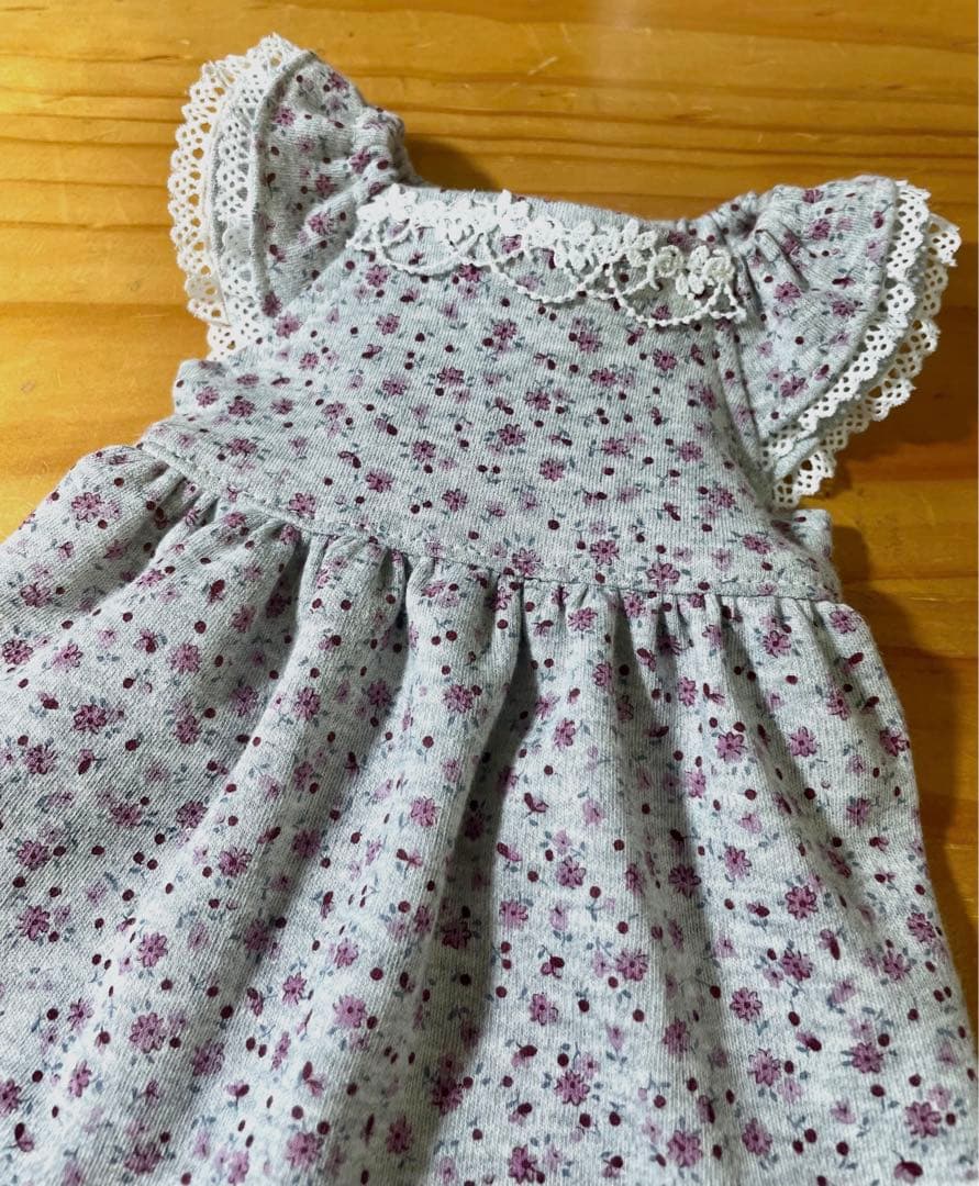 ハンドメイド犬服　小花柄ニットのヒラヒラお袖キャミワンピ　お袖2段レース付