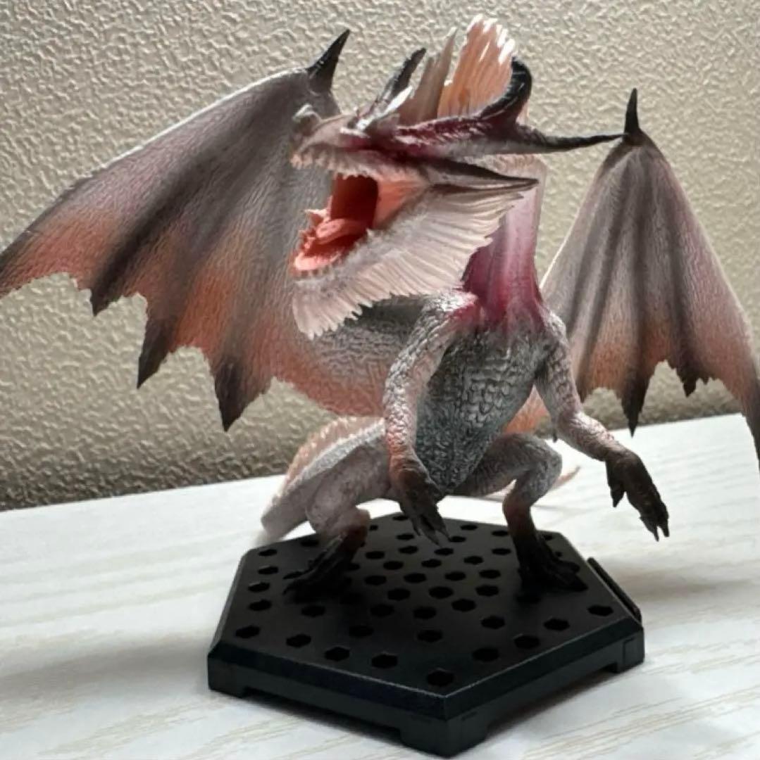 モンスターハンター　ミラボレアス　ミラルーツ　フィギュア