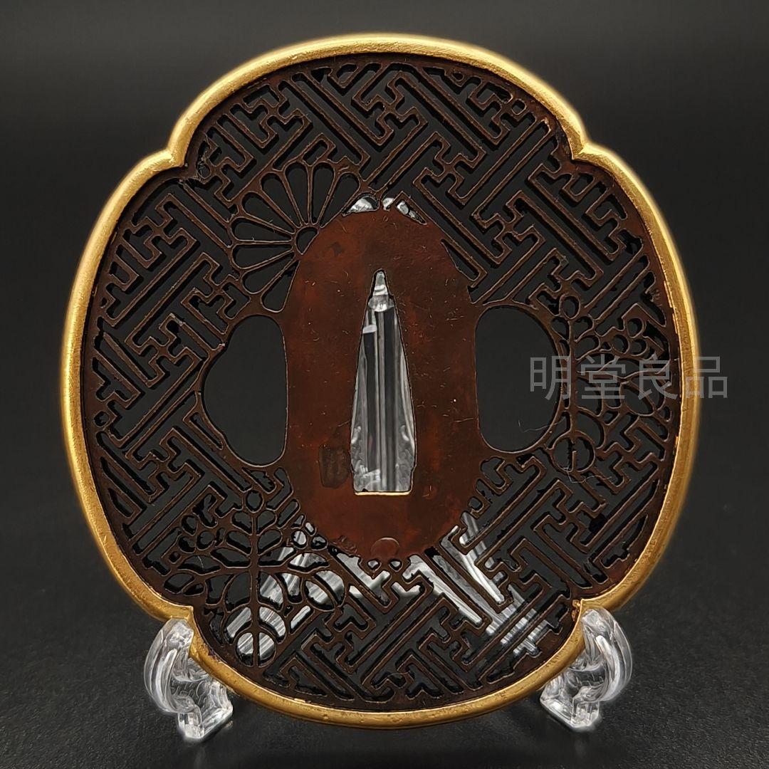 日本刀装具　唐草卍字金輪の図　刀鍔　銅地　細工　絵金銀　刀剣美術　武道具