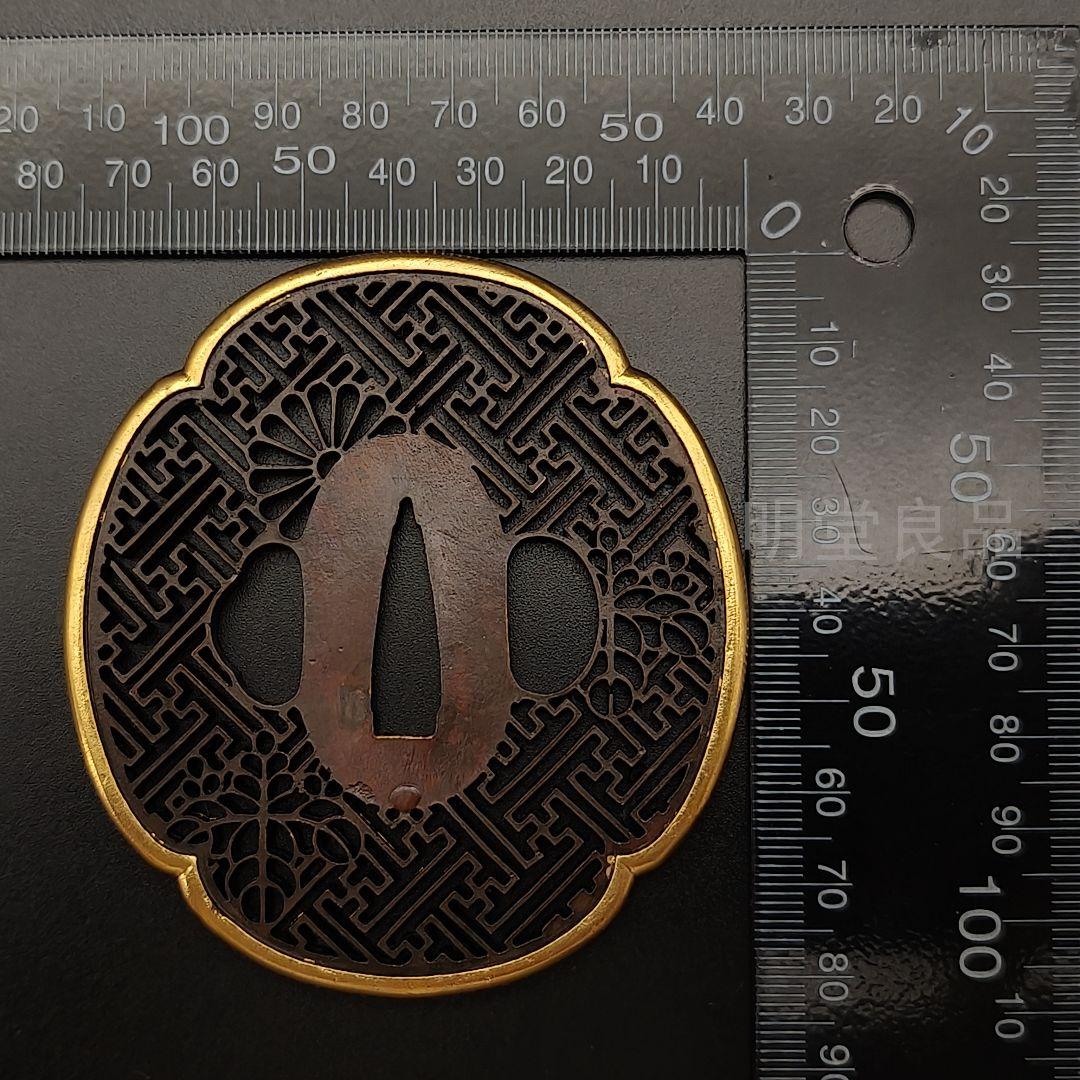 日本刀装具　唐草卍字金輪の図　刀鍔　銅地　細工　絵金銀　刀剣美術　武道具