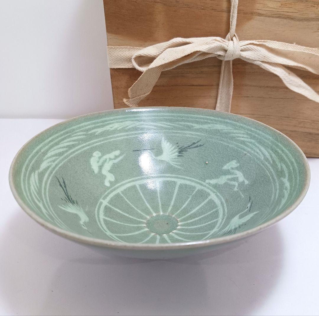 Y3122-94 青磁 雲鶴文 平茶碗 木箱付き