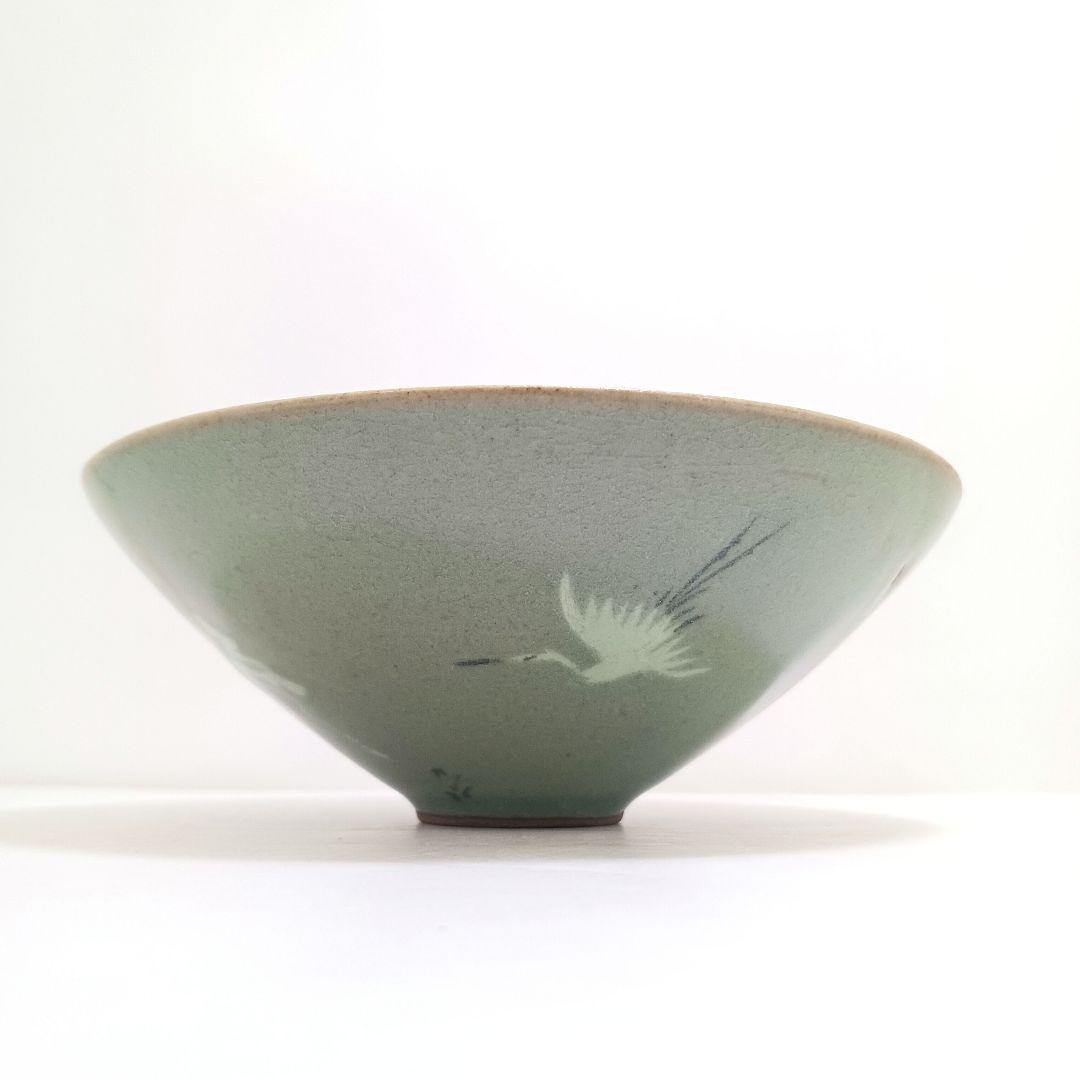 Y3122-94 青磁 雲鶴文 平茶碗 木箱付き