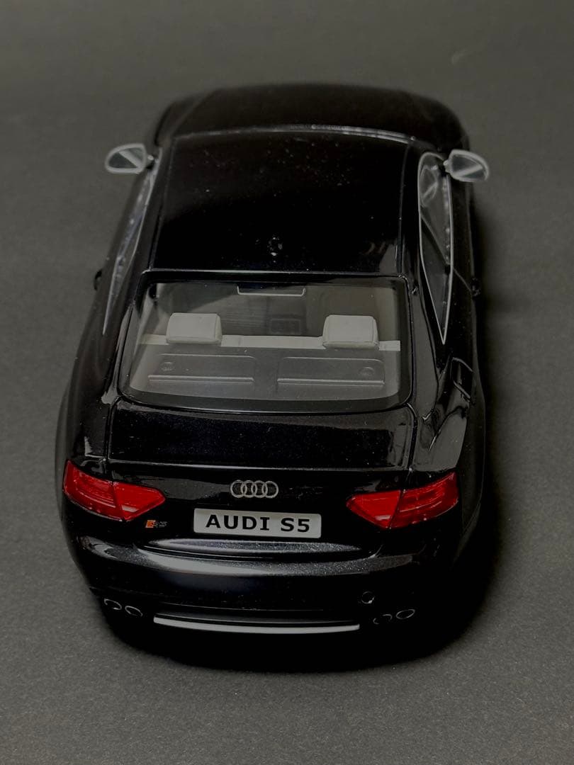 AUDI S5 ブラック ミニカー　1/18