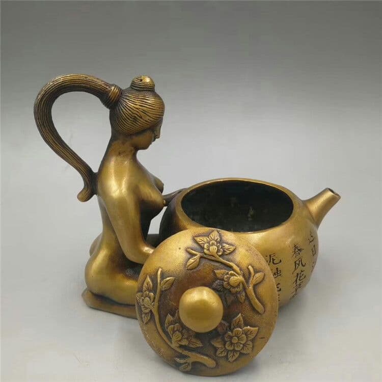 骨董品の美女が酒を注ぐ。徳利。急須。家具。置物を飾る