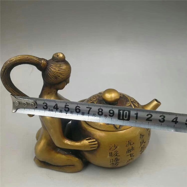 骨董品の美女が酒を注ぐ。徳利。急須。家具。置物を飾る