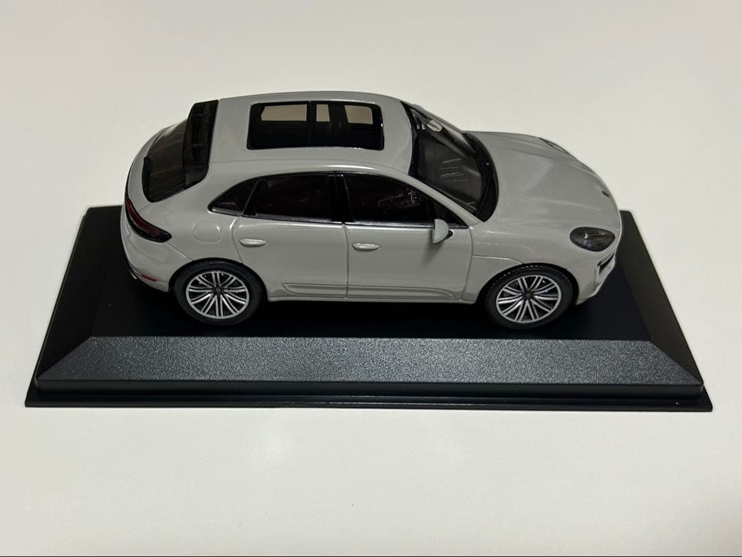 ミニチャンプス　ポルシェ マカン ターボ