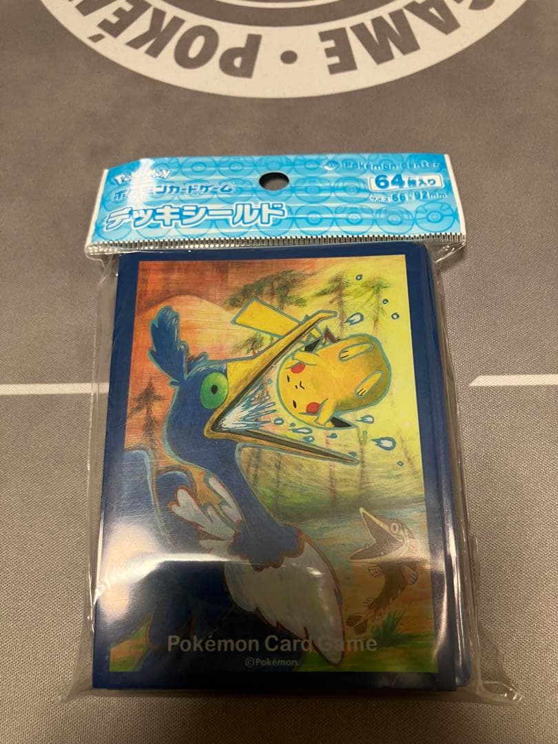 ピカチュウとウッウ　ポケモンカードゲーム デッキシールド 64枚入り