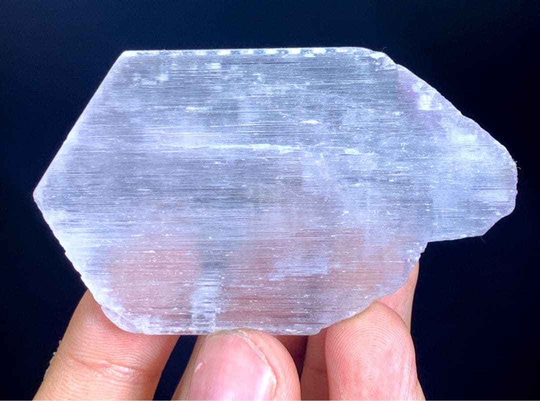 V字型にカットされたピンク色のクンツァイトクリスタル