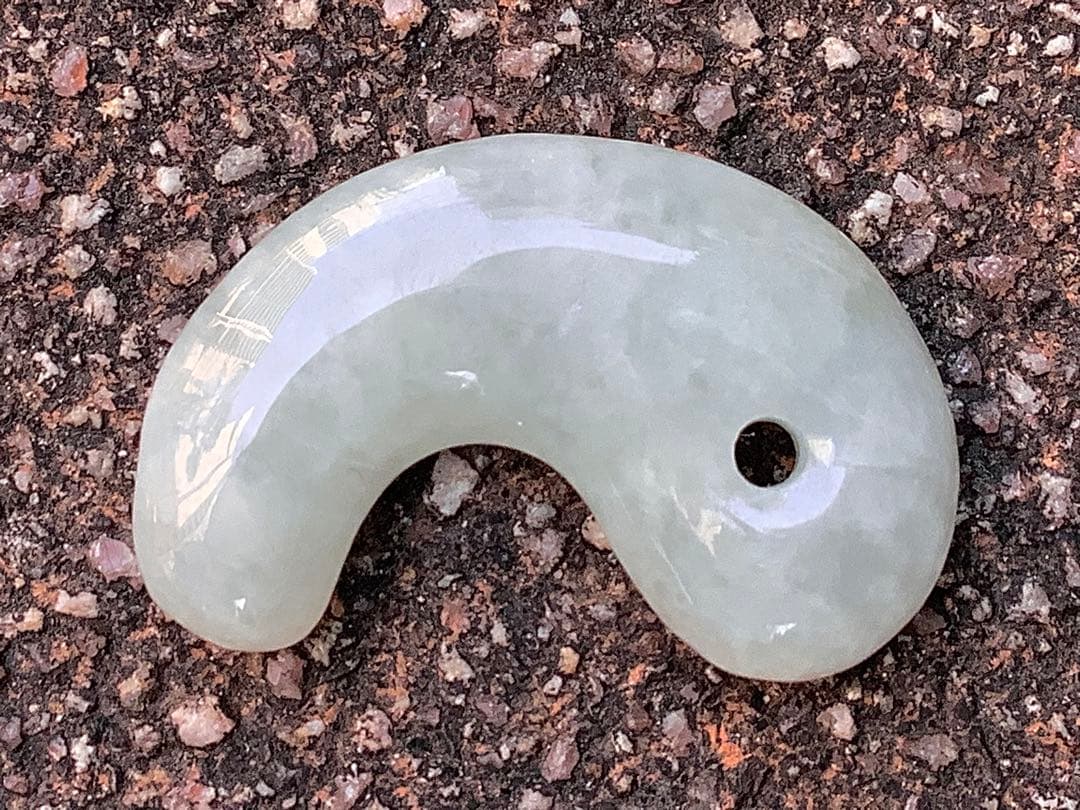 ✳吉祥開運　糸魚川翡翠勾玉*氷*アイスジェイド勾玉　極上品質　激安鑑別書取得品‼️