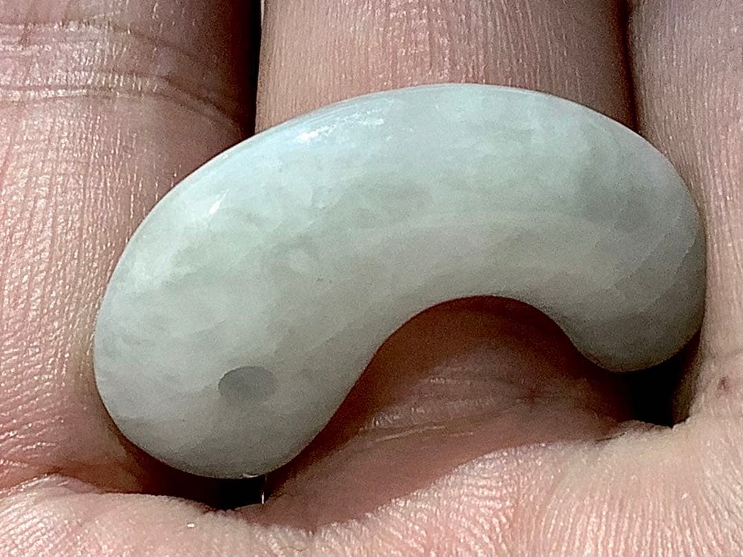 ✳吉祥開運　糸魚川翡翠勾玉*氷*アイスジェイド勾玉　極上品質　激安鑑別書取得品‼️