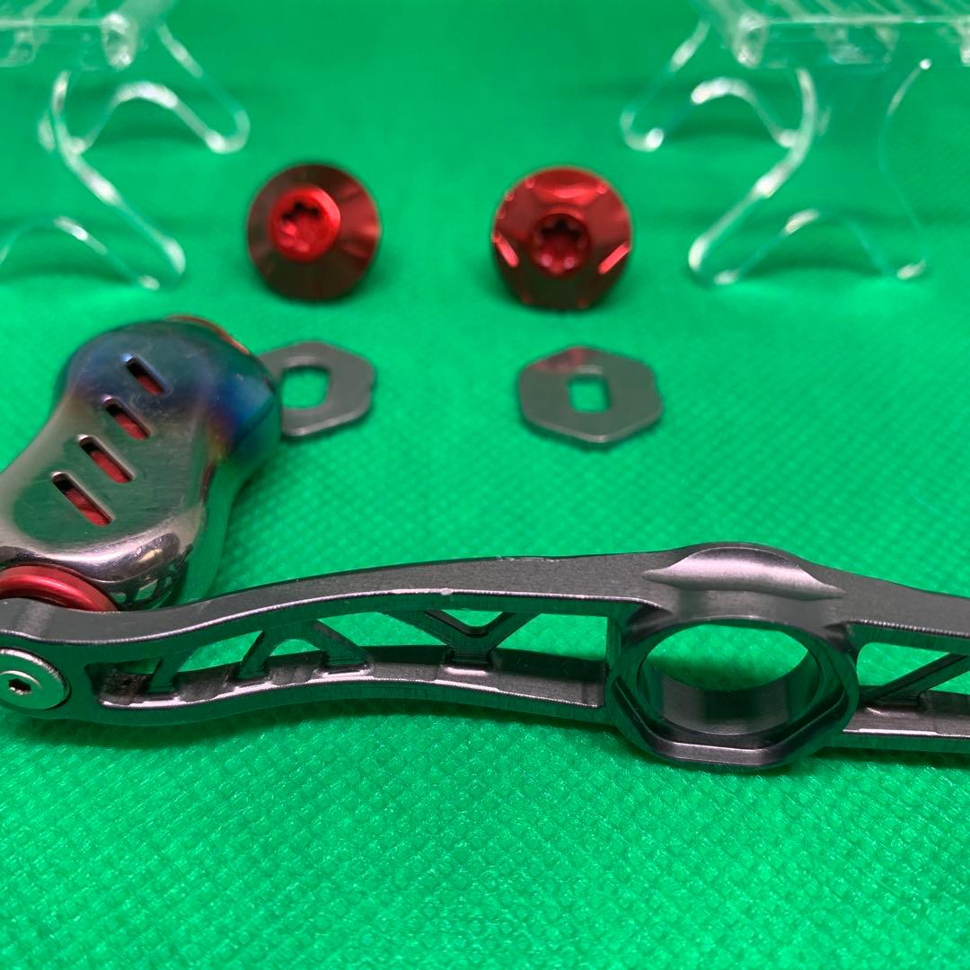 LIVRE Feather 100 ベイトリールパーツ シルバー/レッド