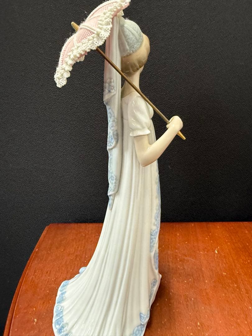 リヤドロ フィギュリン 傘を持つ女性 展示保管品