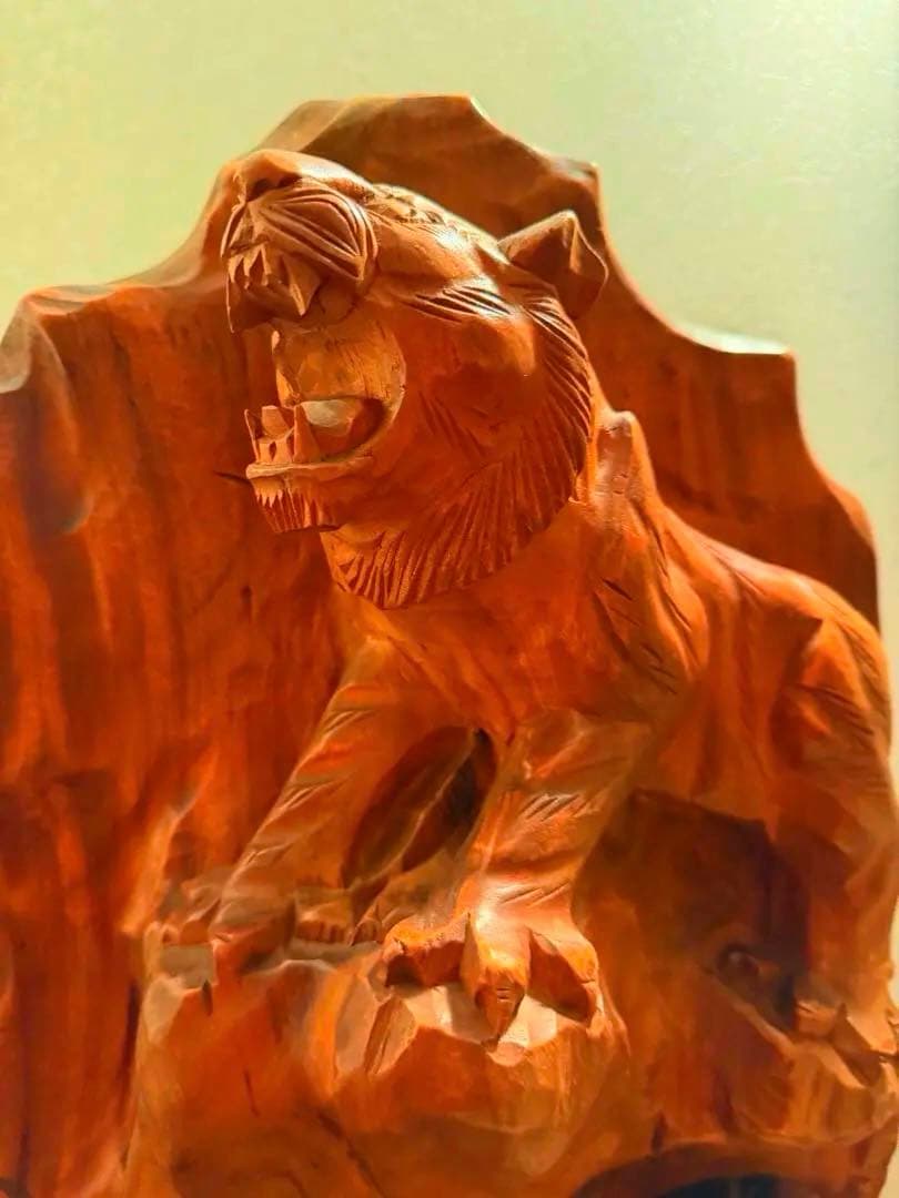 北海道産　 木製ライオン彫刻