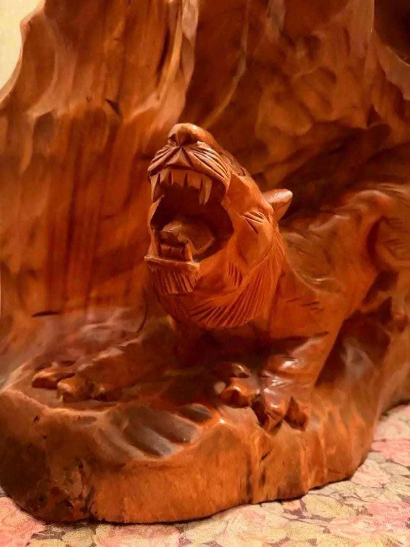 北海道産　 木製ライオン彫刻