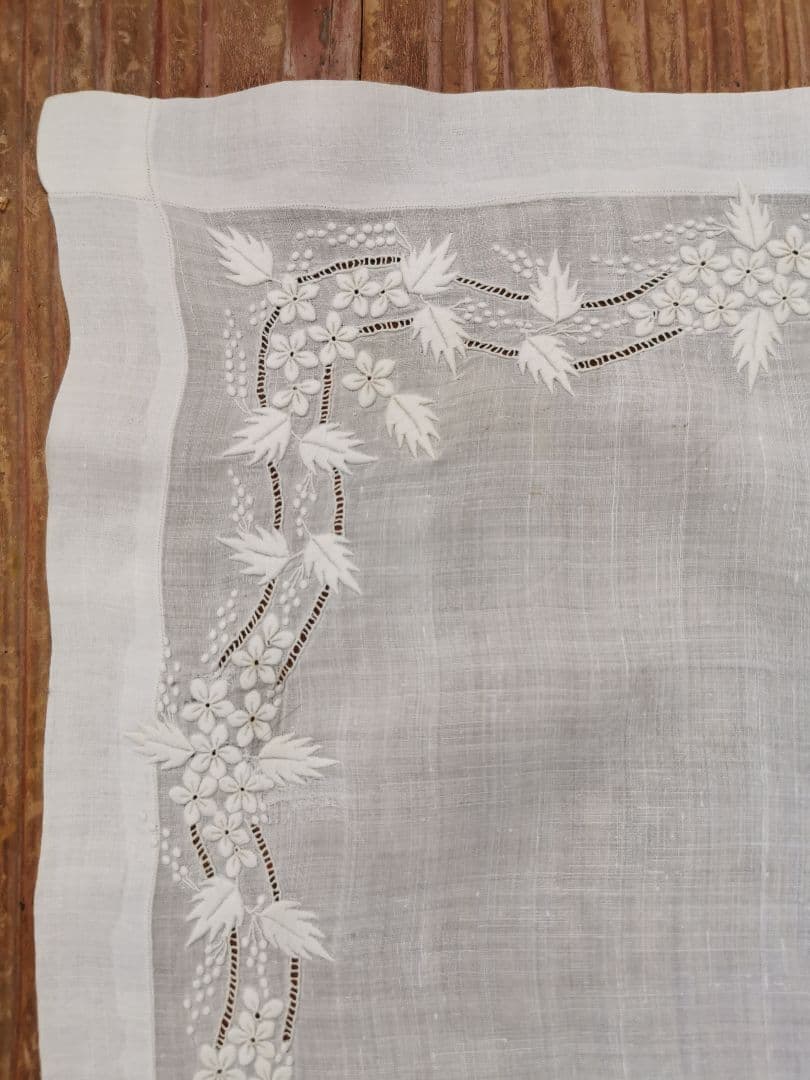 アンティーク 小花と実と葉の精緻なエンブロイダリー マリアージュハンカチーフ