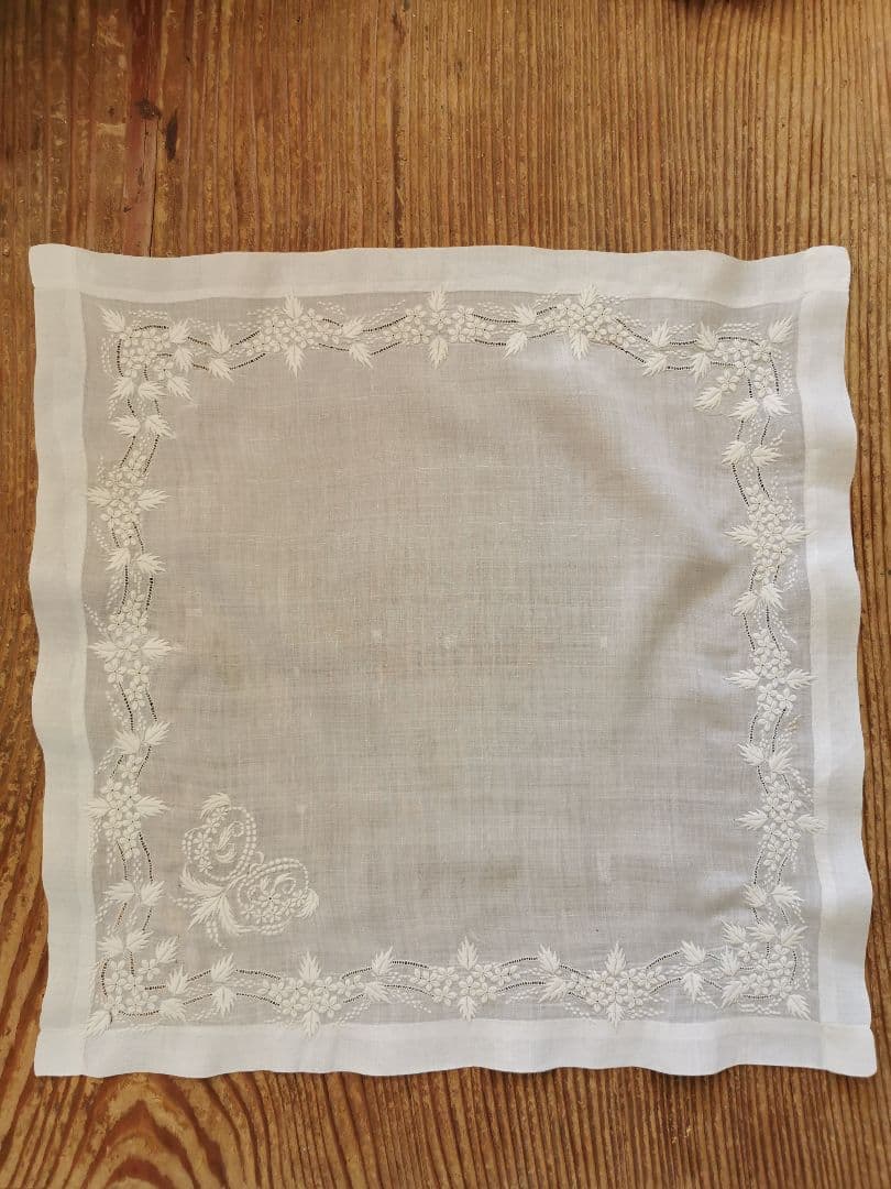 アンティーク 小花と実と葉の精緻なエンブロイダリー マリアージュハンカチーフ