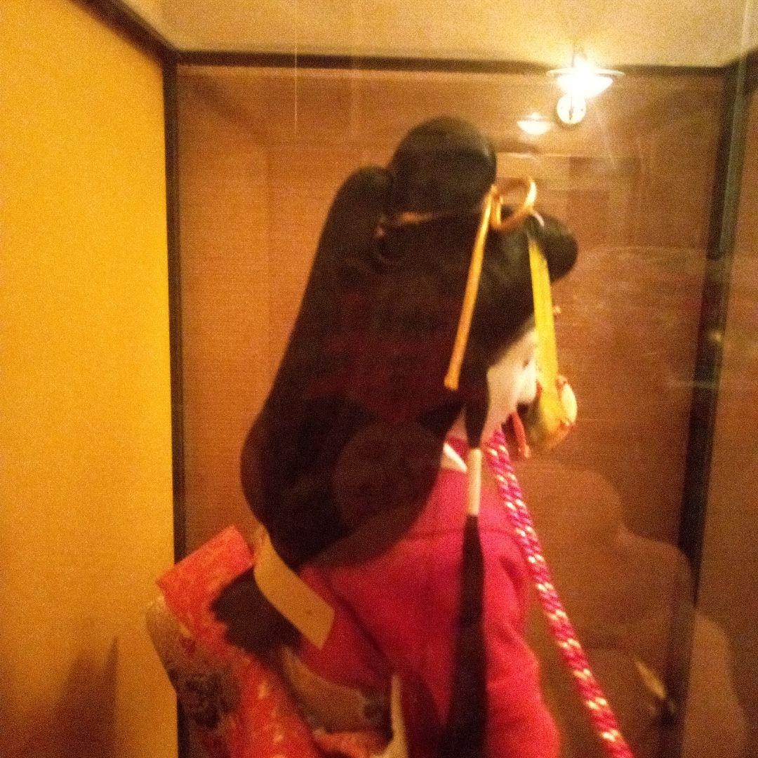 赤色の着物を着た東山日本人形