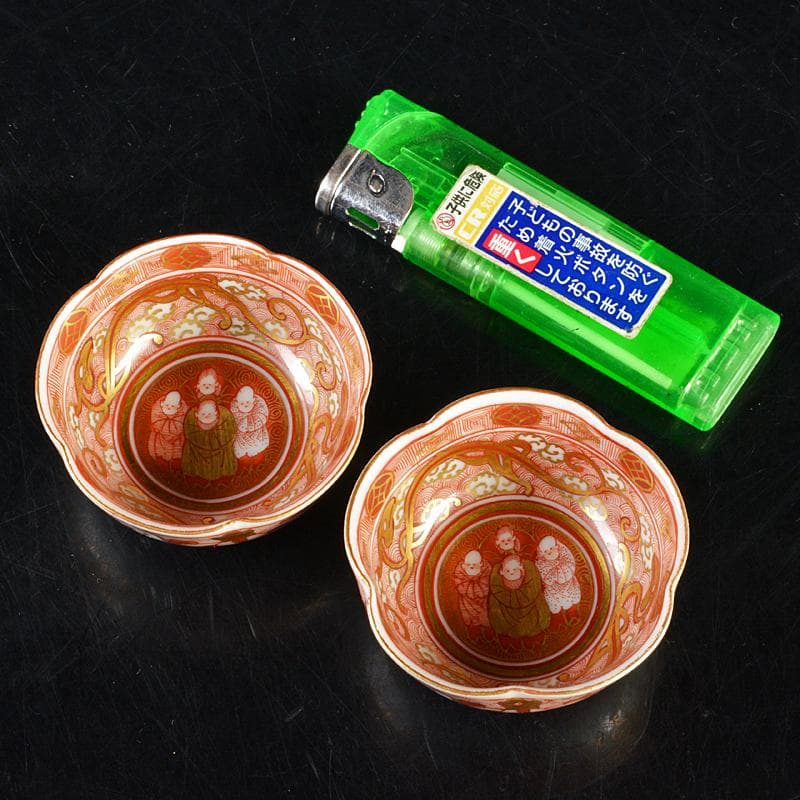 九谷焼　谷口金陽堂造　赤絵金彩　依八郎意　人物文　盃　一對　共箱　M　R6335