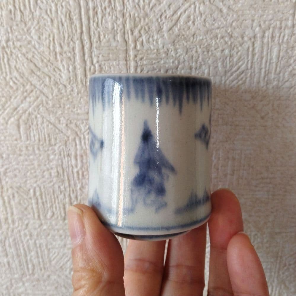 古伊万里染付雨降り番傘人物図覗き猪口